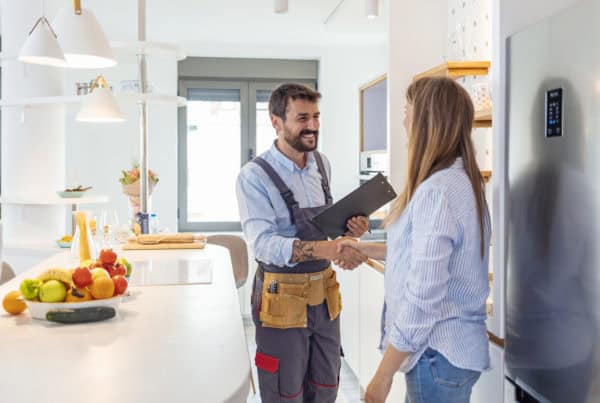 Poignee de main entre un electricien et son client