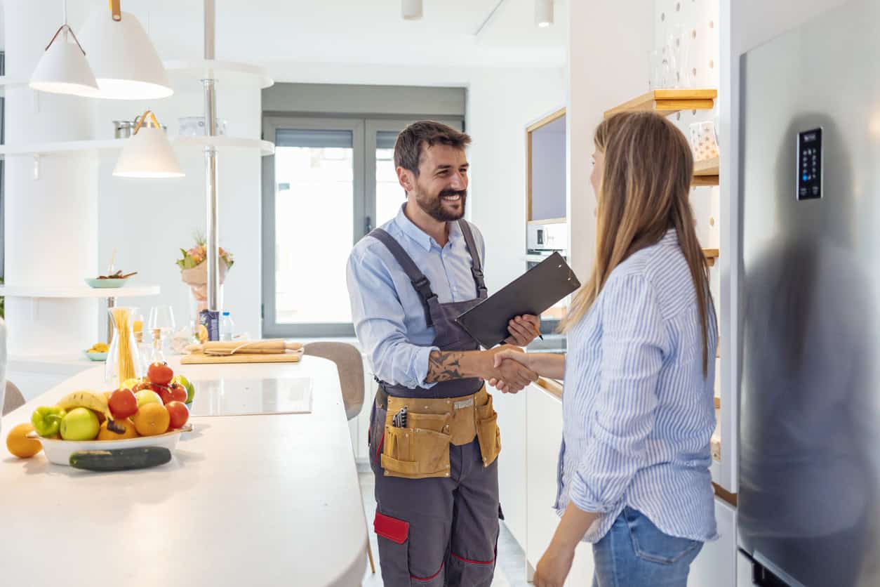 Poignee de main entre un electricien et son client